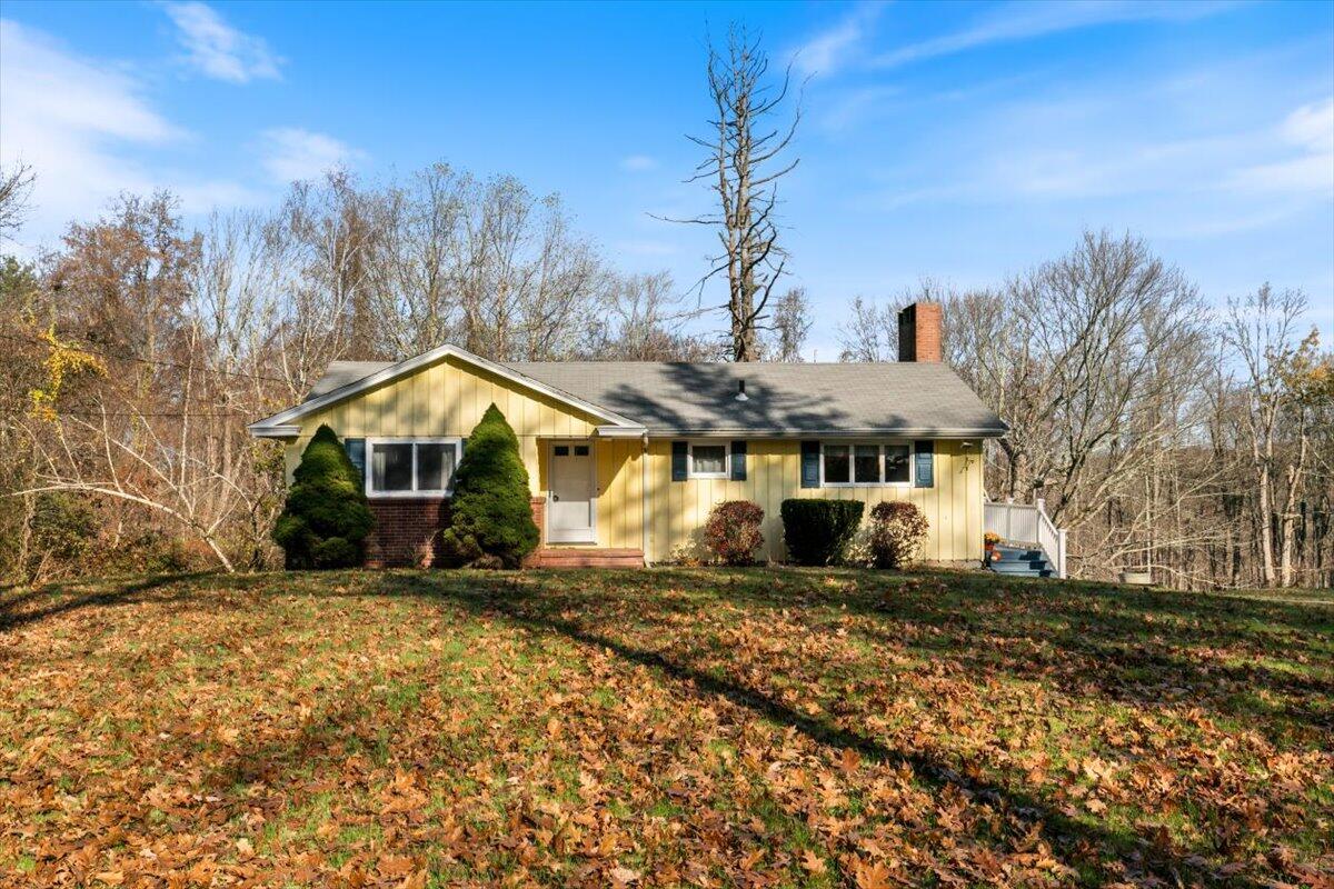 a view of a house with a yard