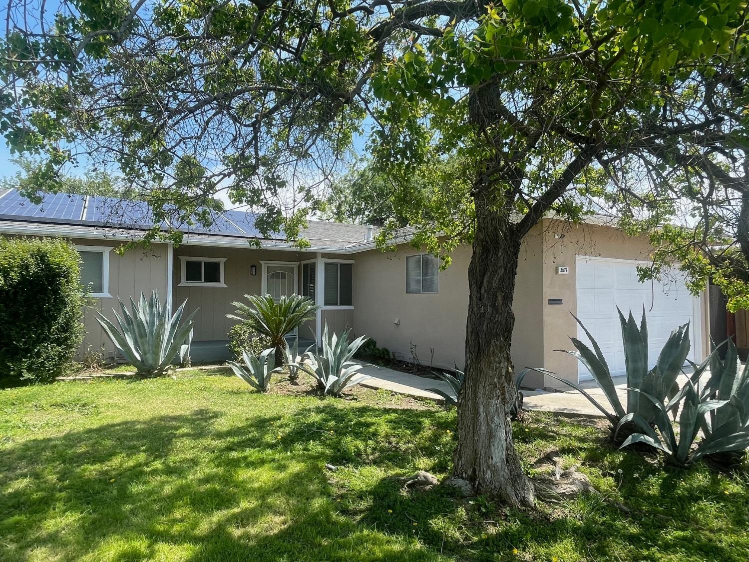 a view of a house with backyard