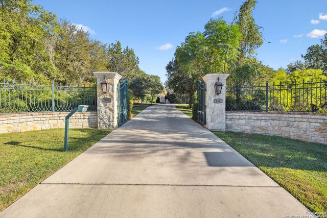 $7,250,000 | 136 South Tower Drive | Hill Country Village