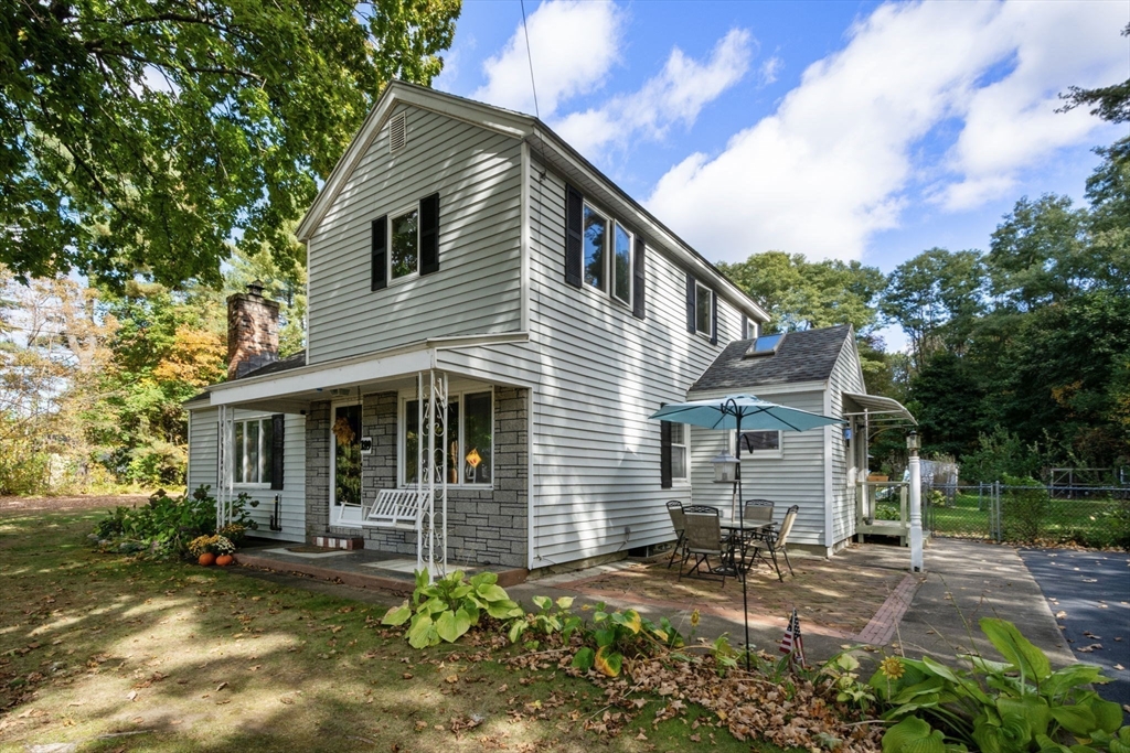 a view of a house with backyard