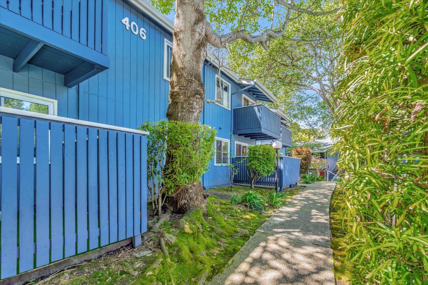 a view of a pathway with a house