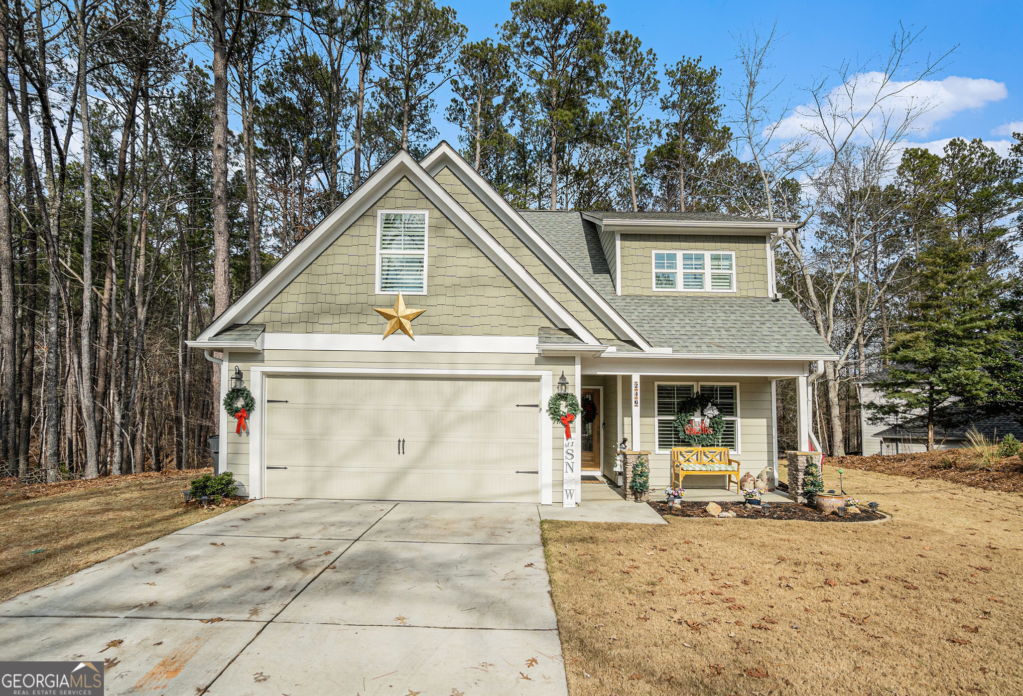 a view of a yard in front of house