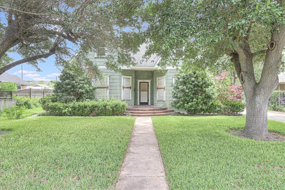 a view of a yard in front of a house