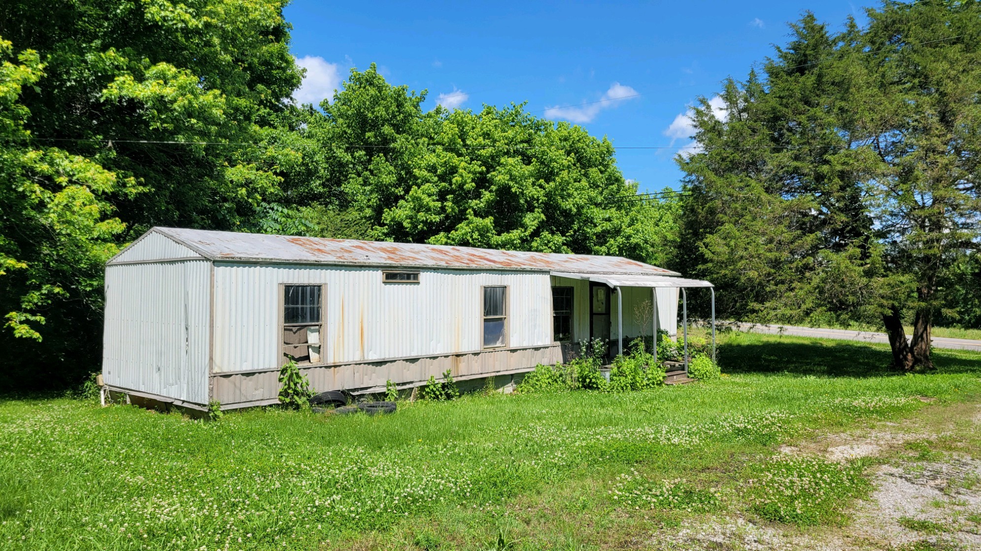 a view of a house with backyard