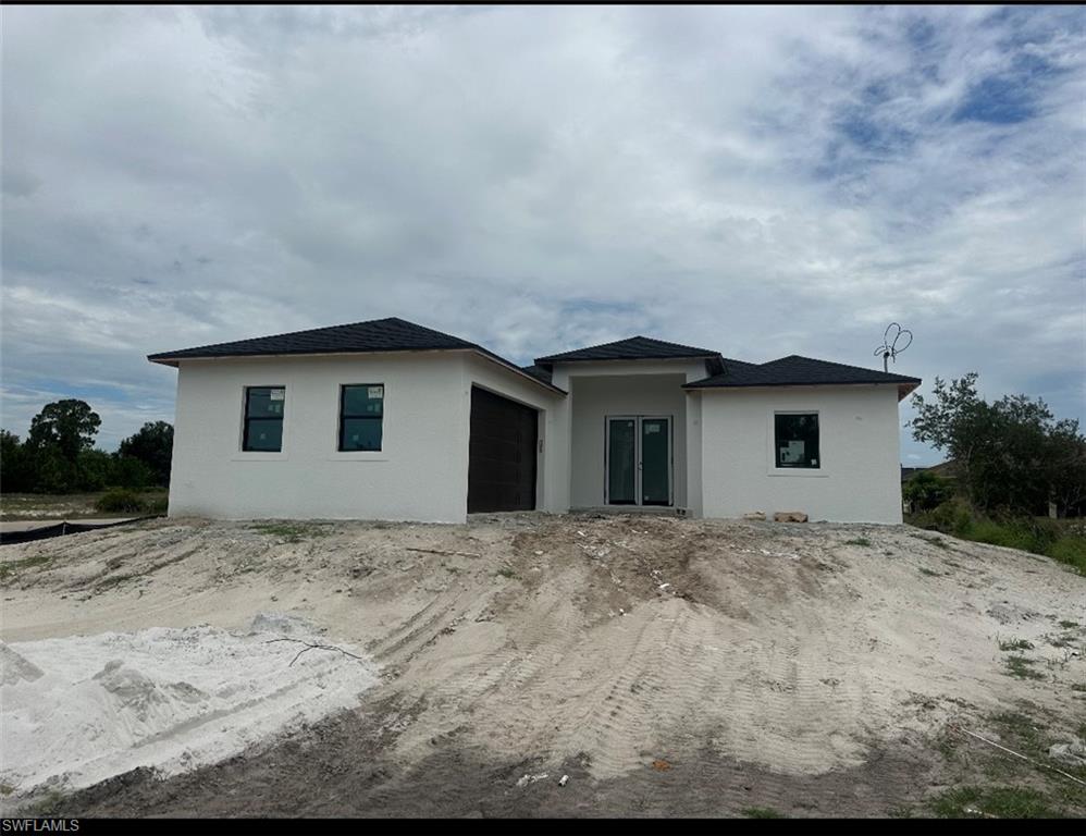 a view of a house with a yard