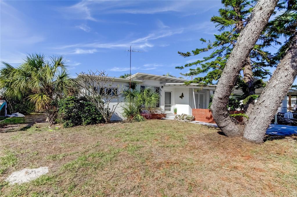 a view of a house with backyard and sitting area