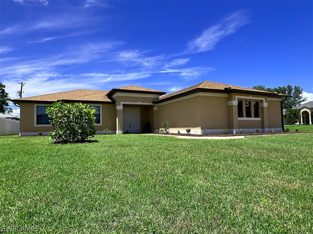 a view of house with backyard