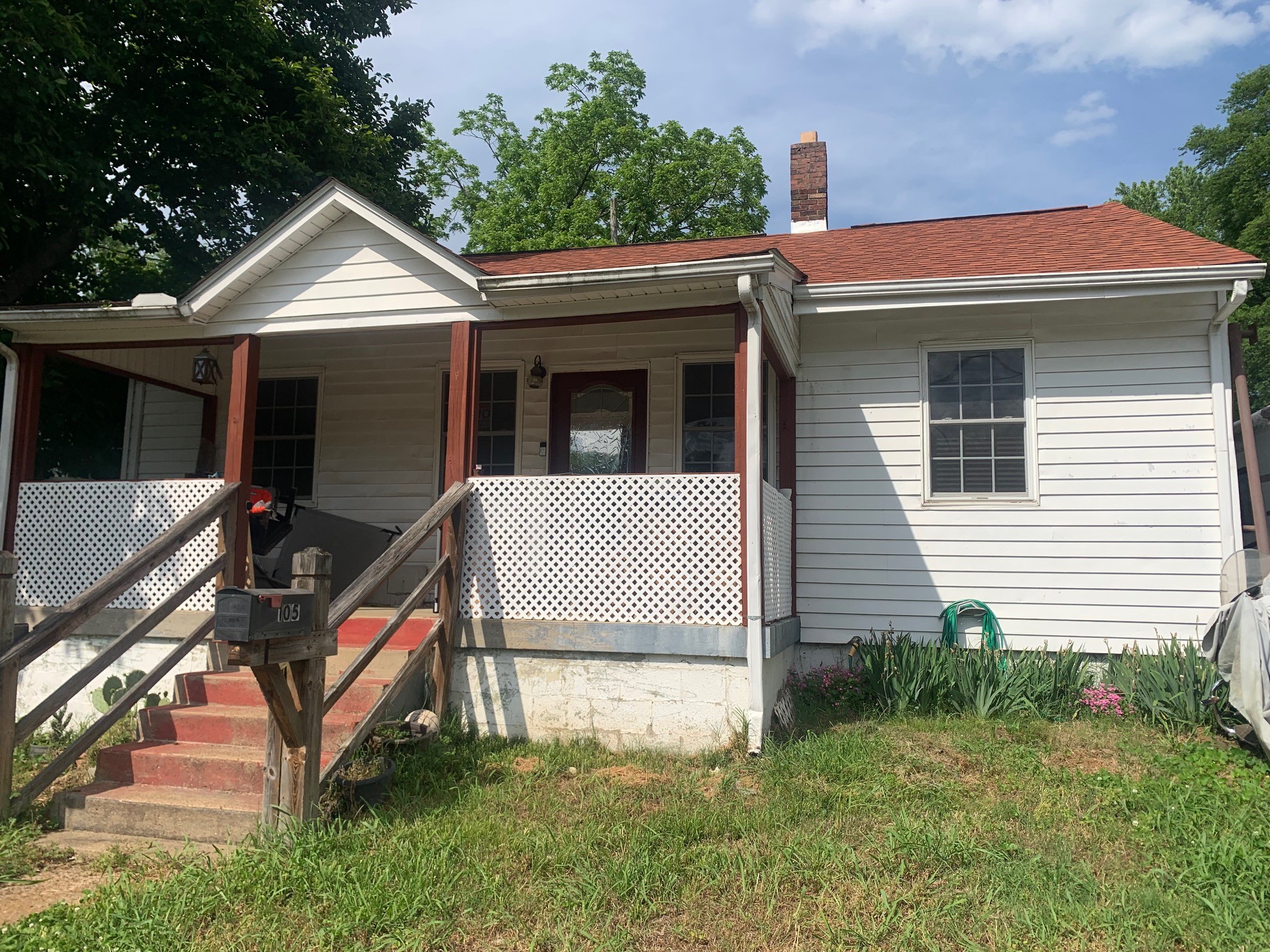 a view of a house with backyard