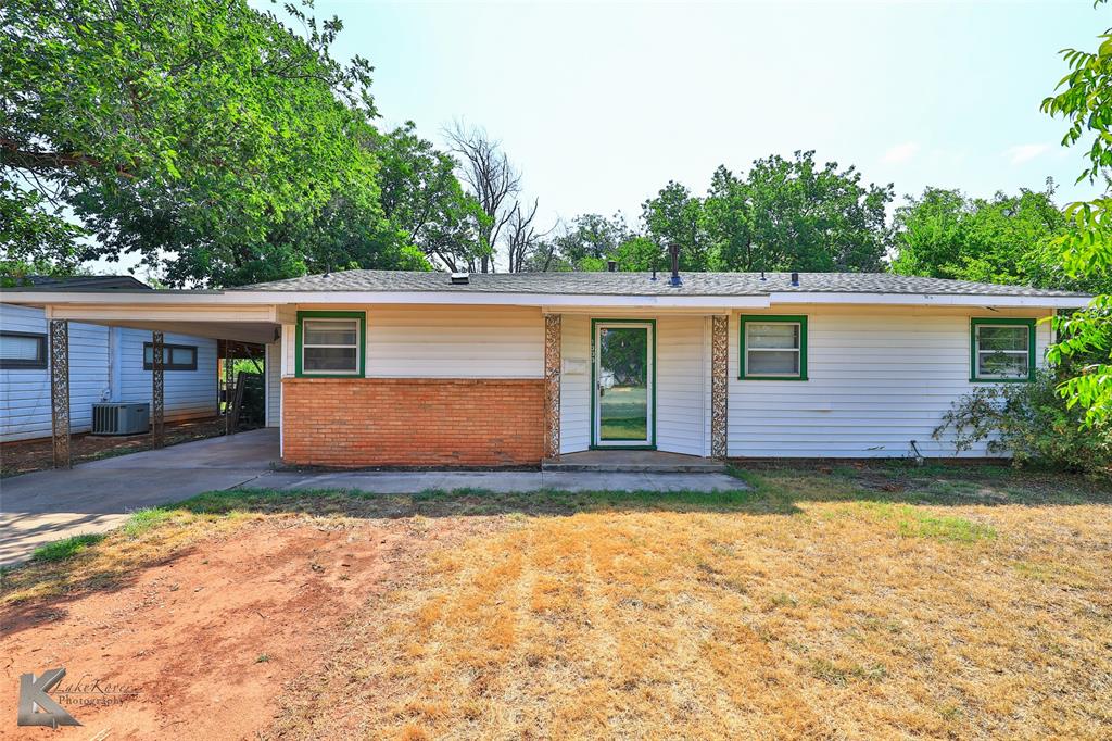 a view of a house with backyard and garden