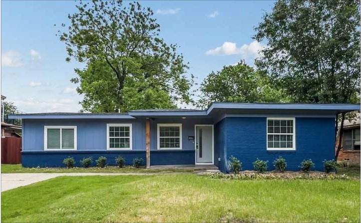 a view of a house with a yard