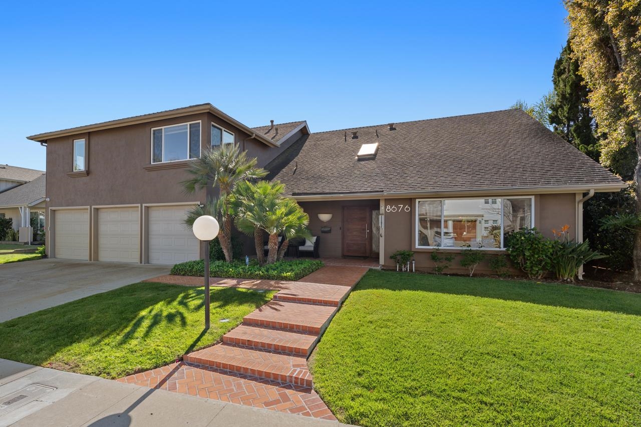 a view of a house with a backyard