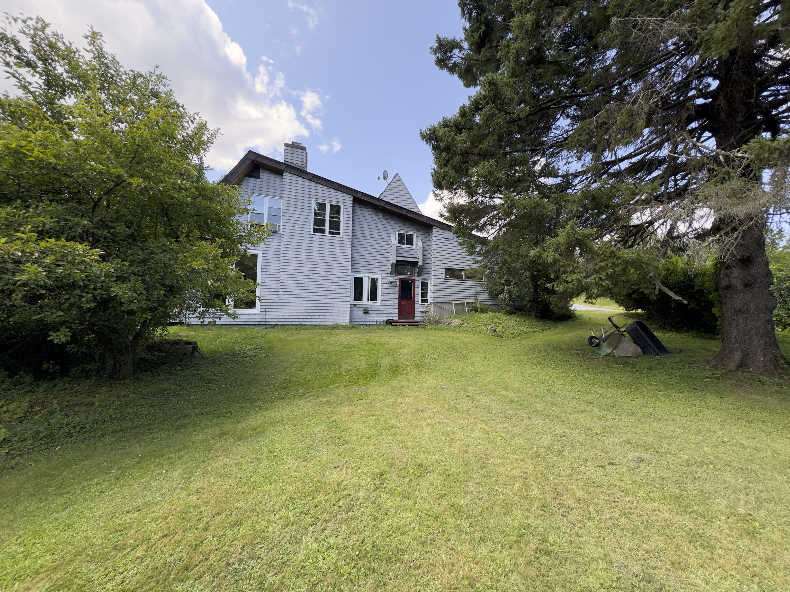 a view of a house with a backyard