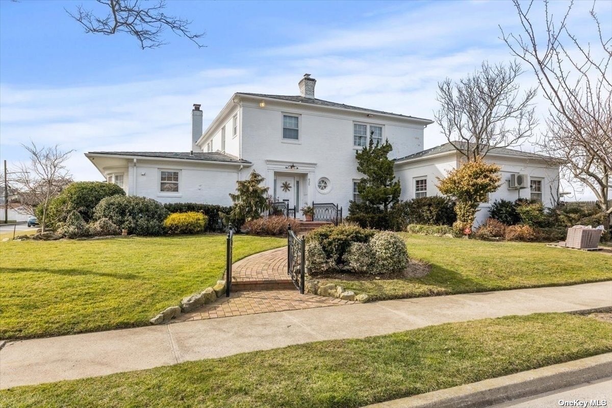 a view of a house with backyard and garden