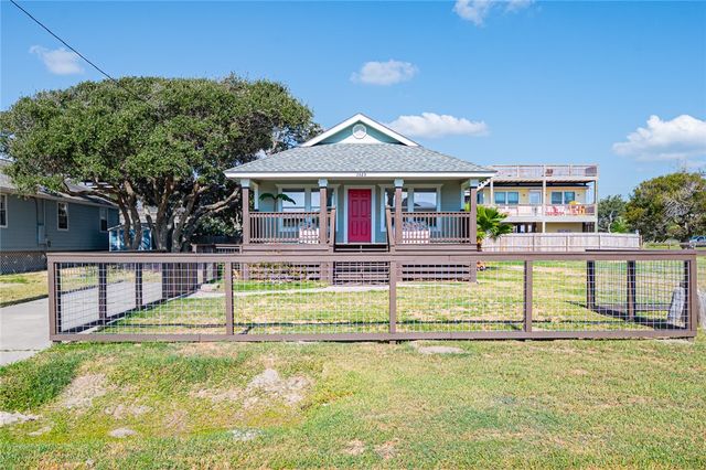 $399,999 | 1323 South Live Oak Street | Rockport