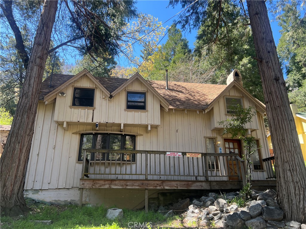 a view of house with a yard