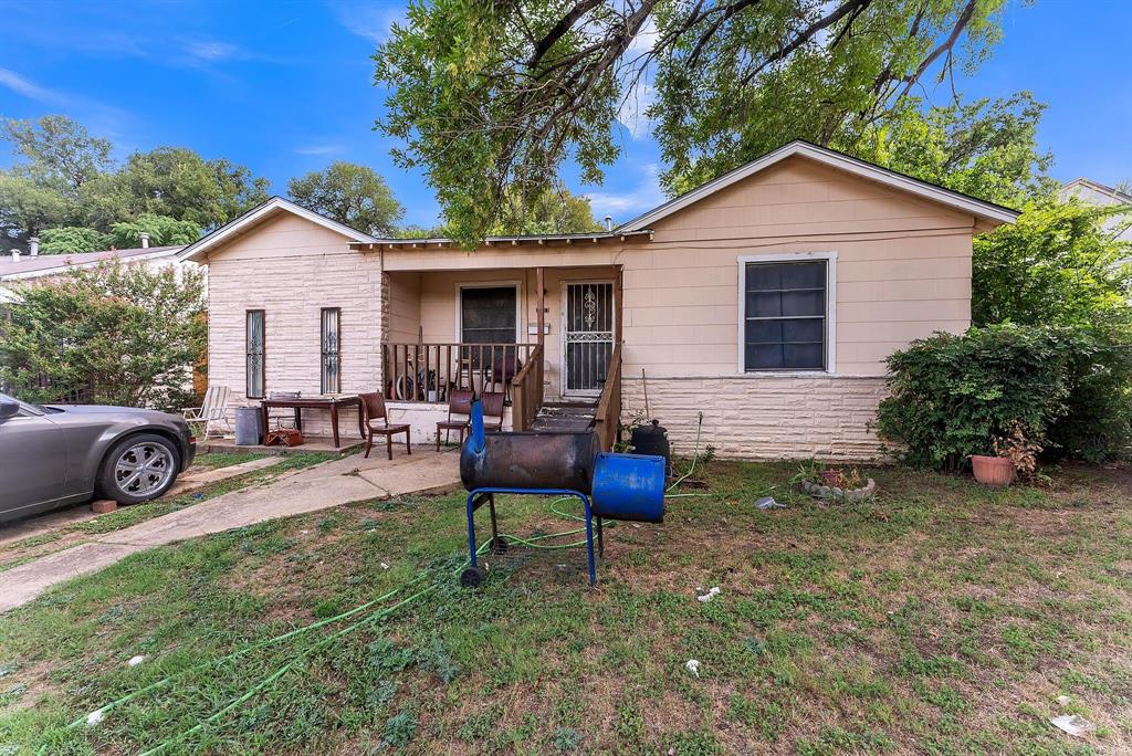 a view of a chair and table in the back yard of the house