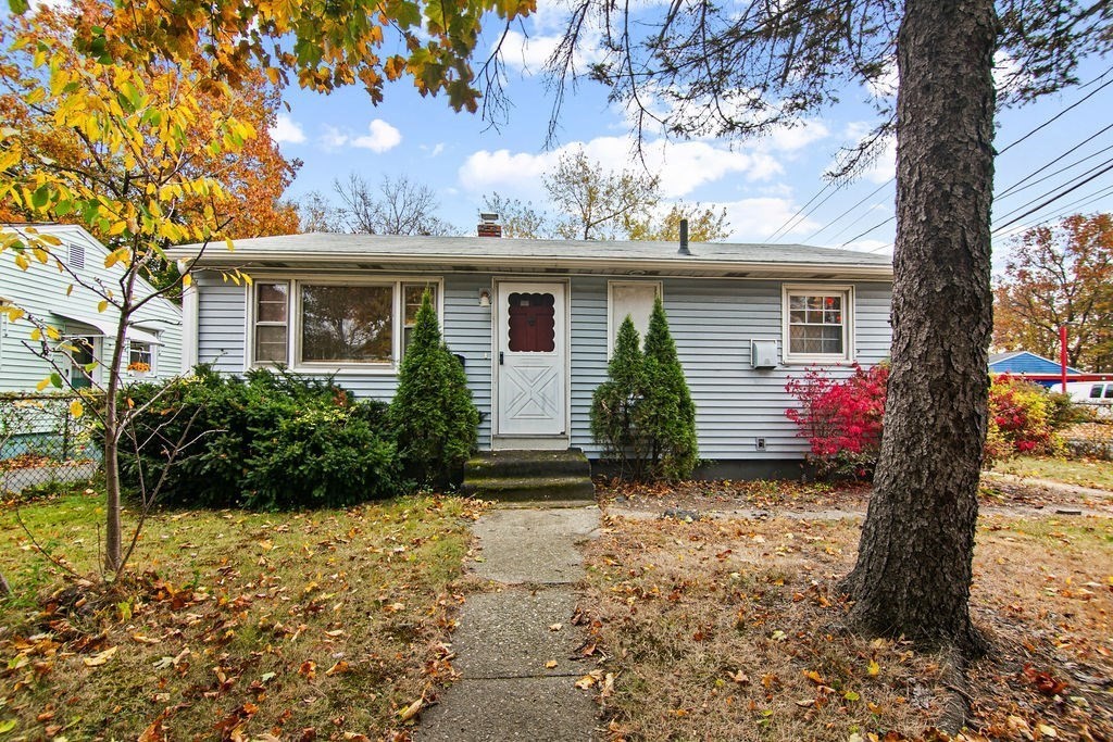 a view of a house with a yard