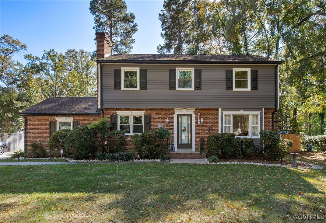 View of front facade featuring front yard