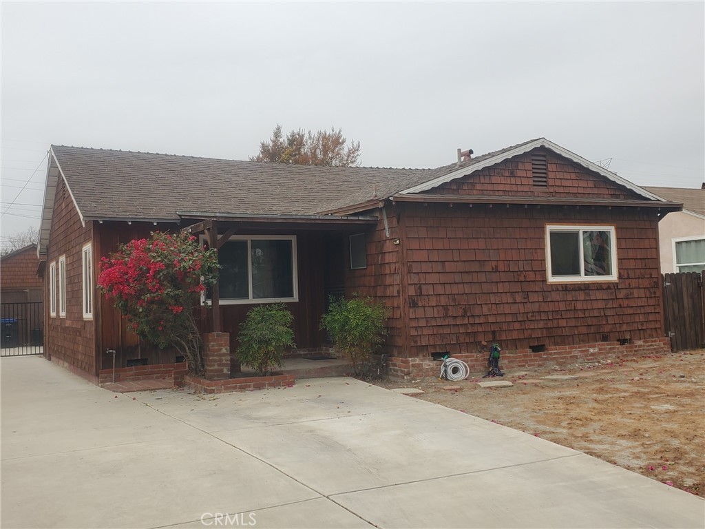 a view of a house with a yard and plants