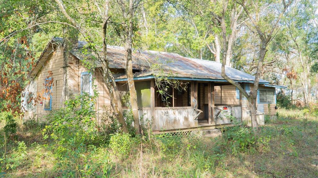 a view of a house with backyard