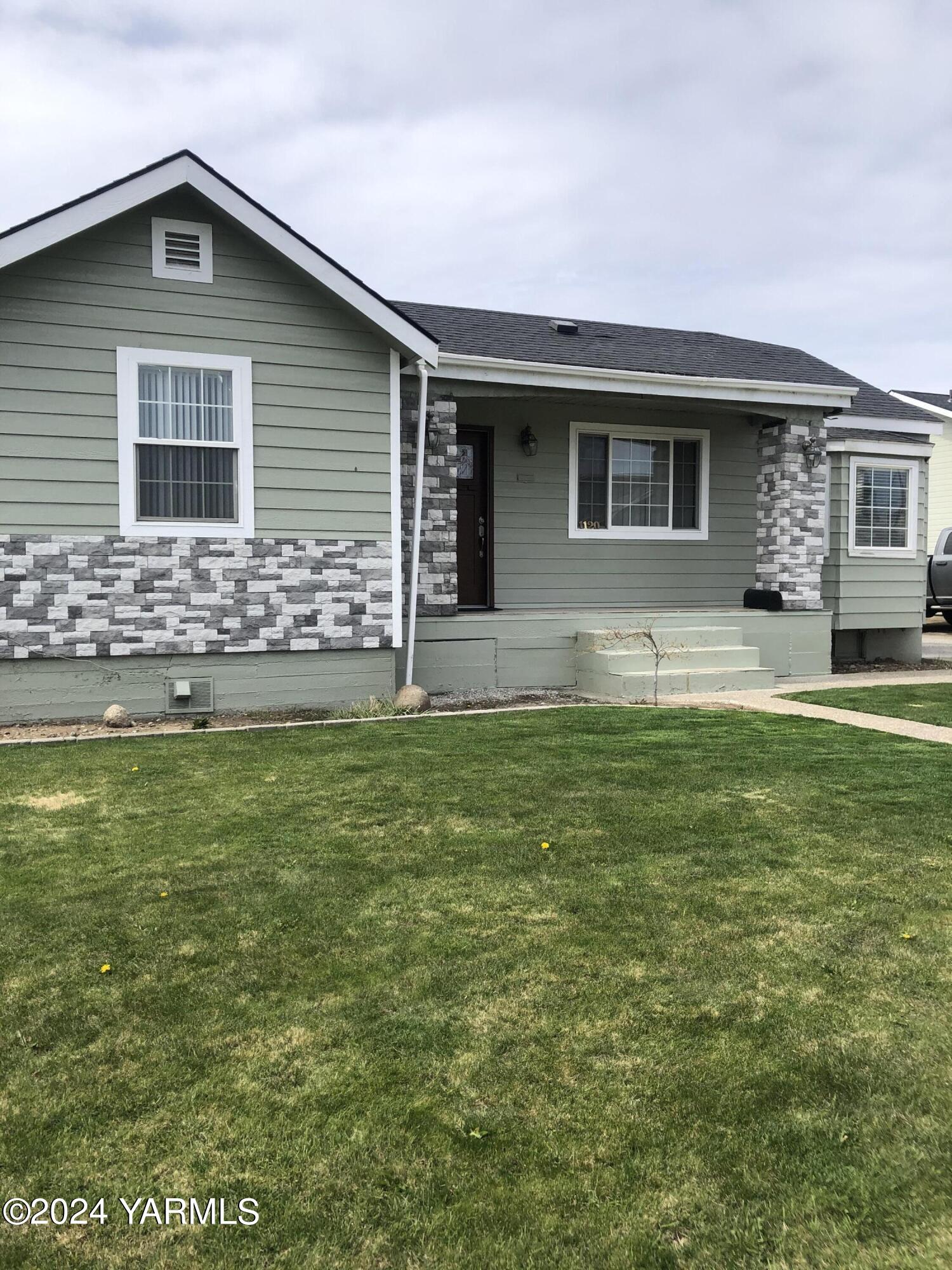 a front view of house with yard and porch