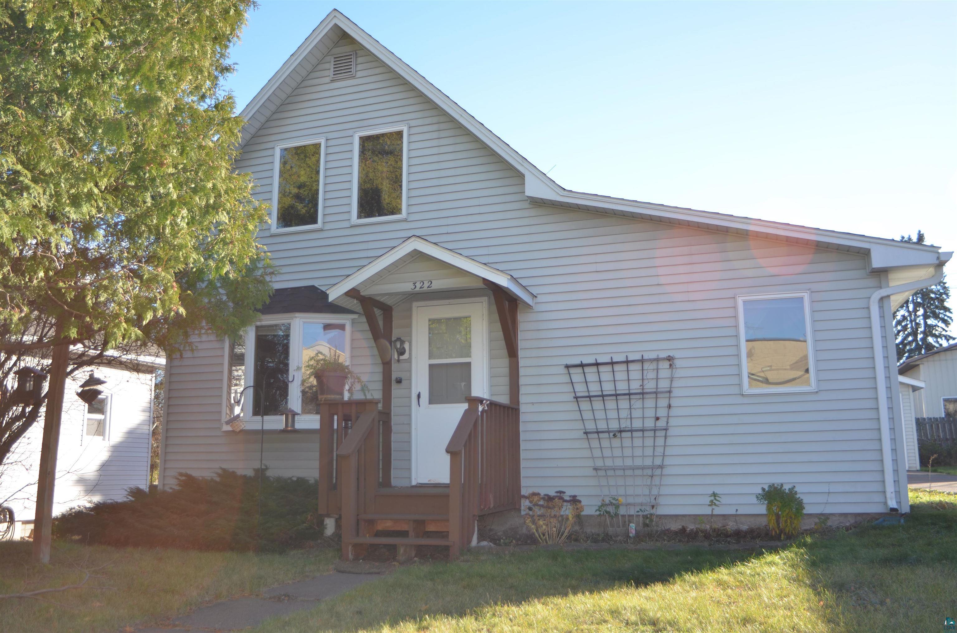 View of front of property featuring a front yard