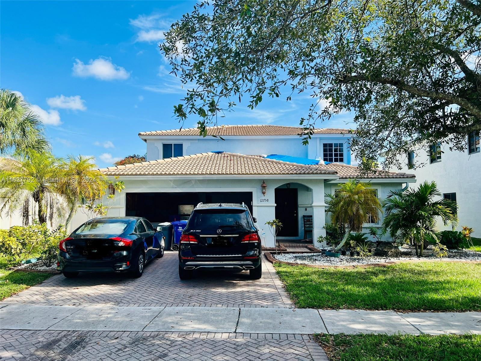 a view of house with car parked