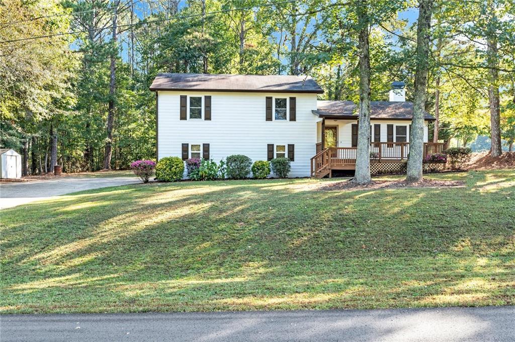 a view of a house with a yard