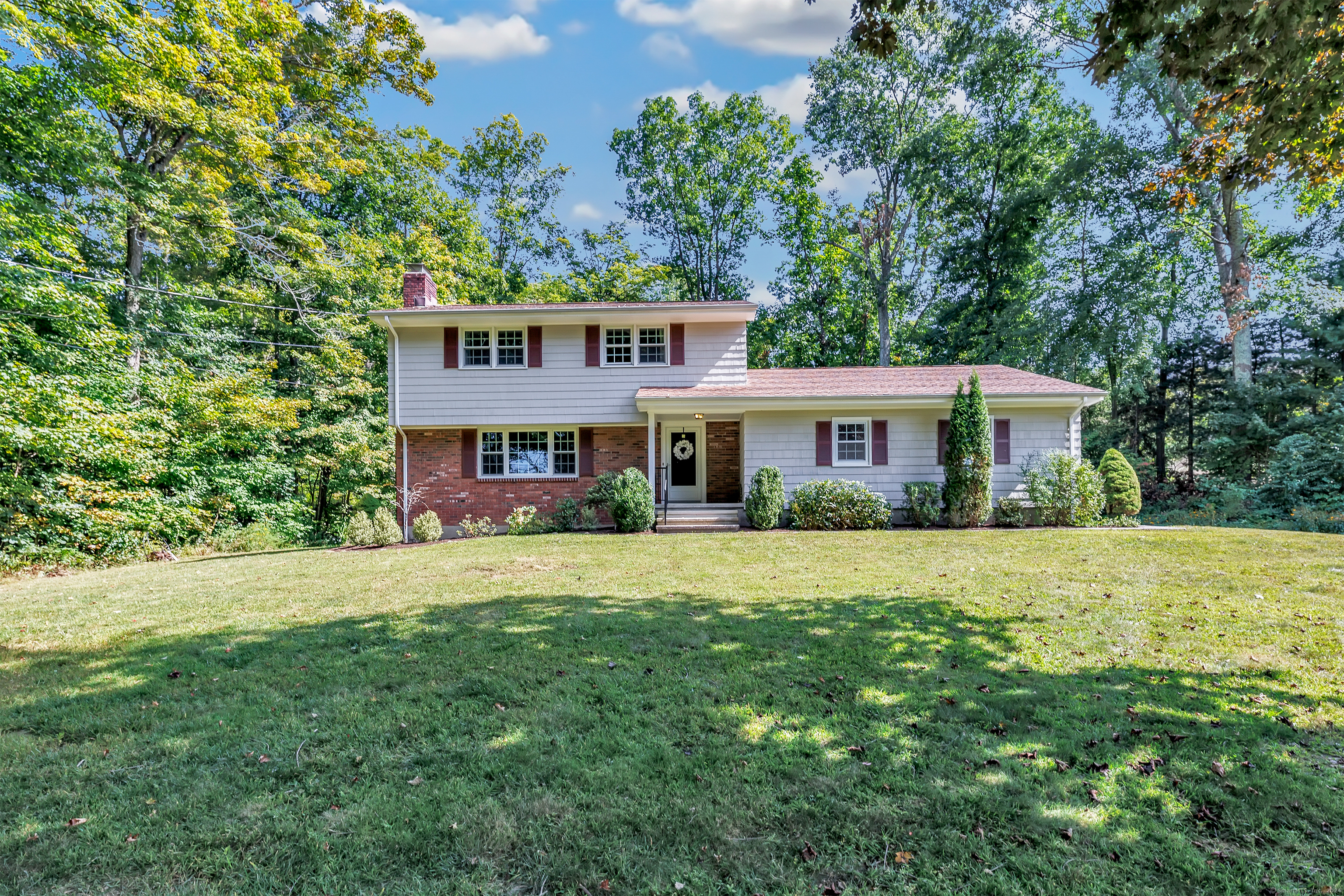 Lovely Colonial in the desirable Humtighton neighborhood