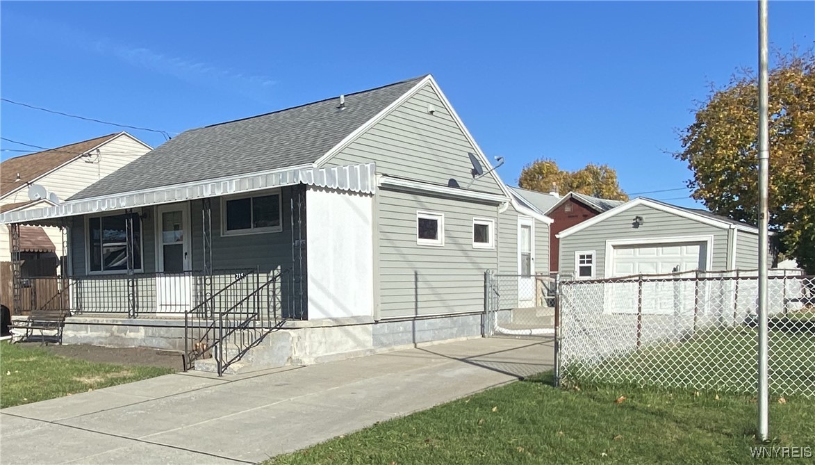 Welcome to 215 Griffith St. Vinyl Siding on the ho