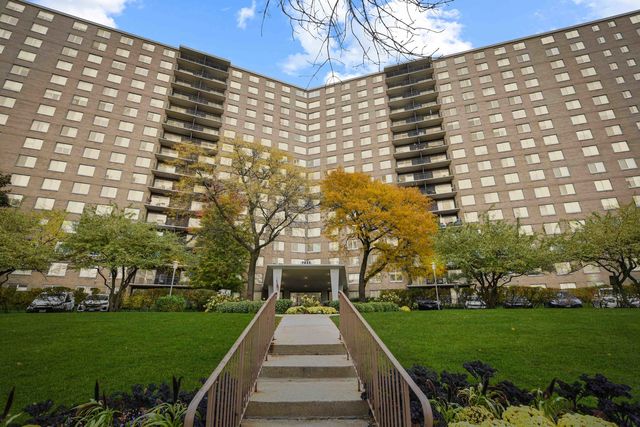 $185,000 | 7033 North Kedzie Avenue, Unit 1704 | West Rogers Park