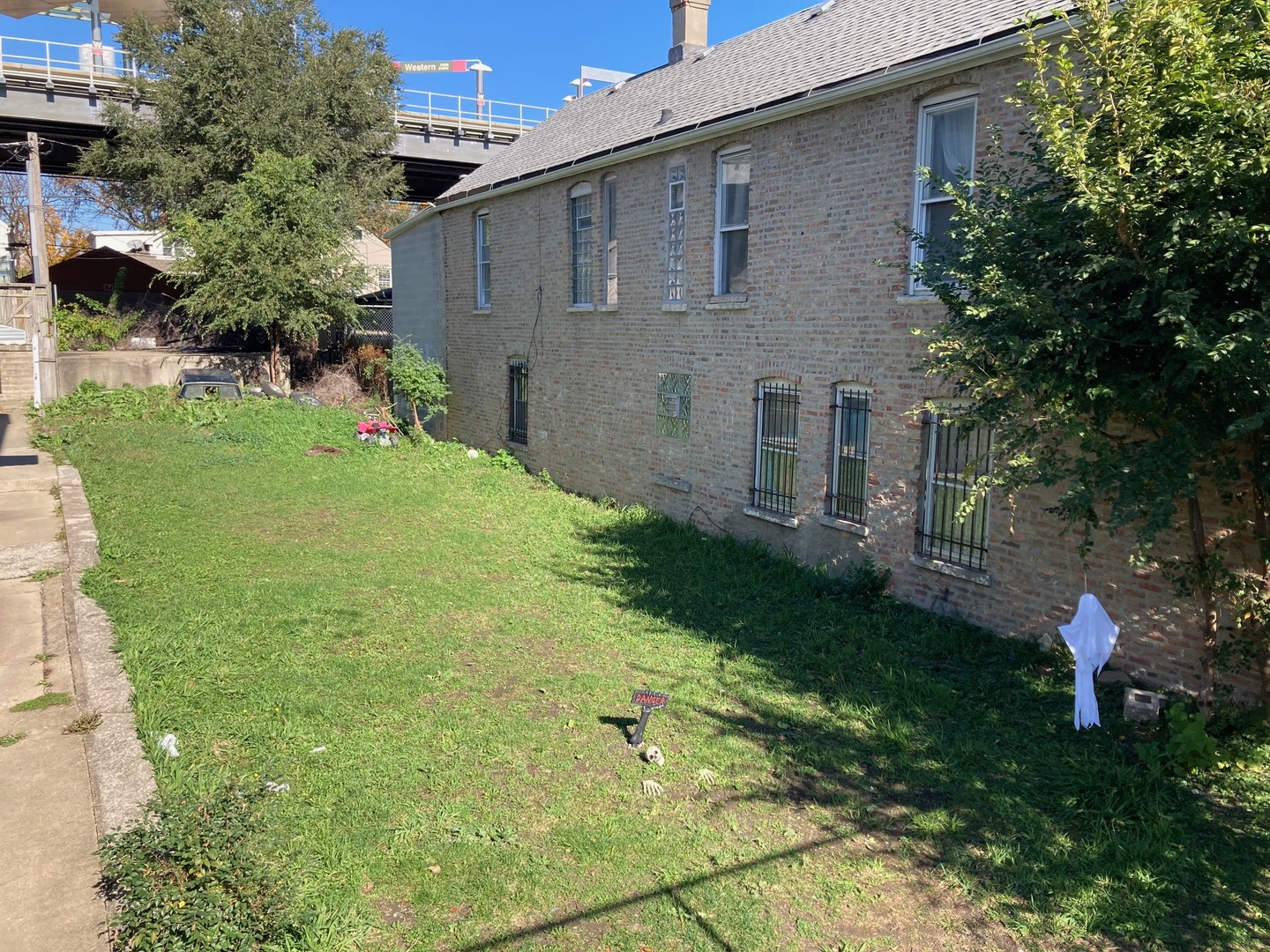 a view of a back yard of the house