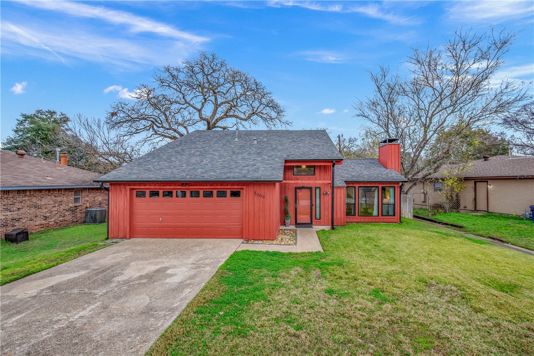 View of front of house with a garage and a front l