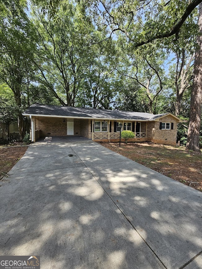 a view of a house with a backyard