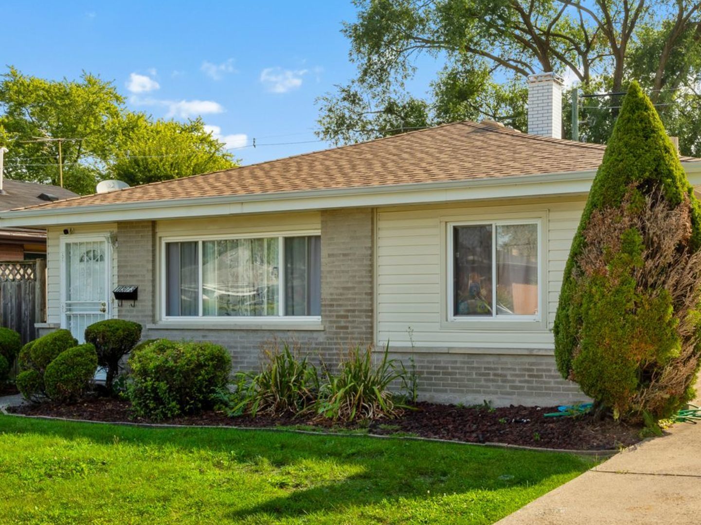 a view of a house with a yard