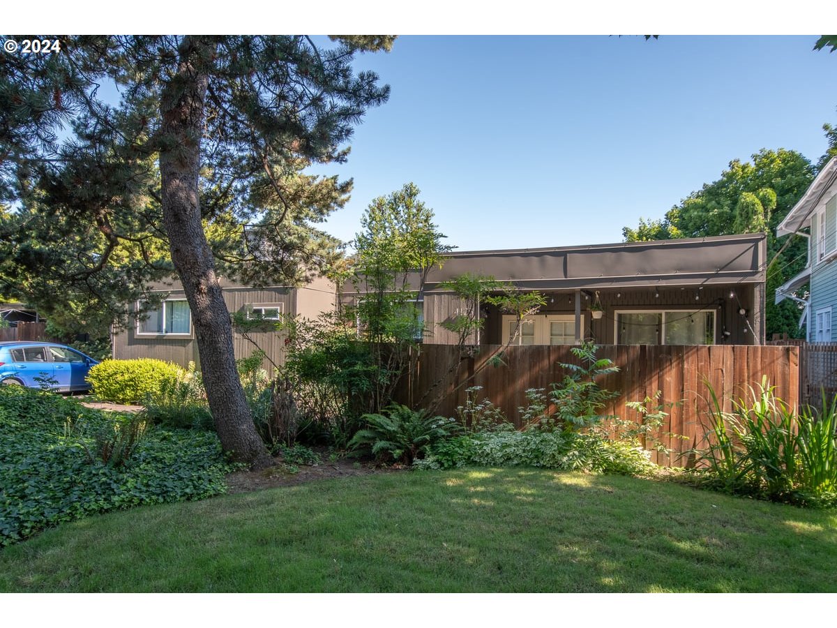 a view of a house with a backyard