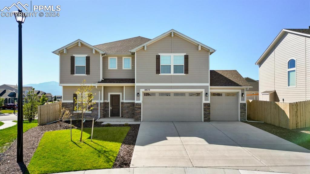 a view of a yard in front of house