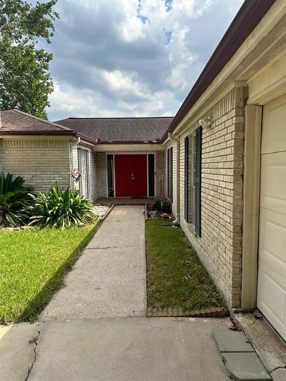 a front view of house with yard