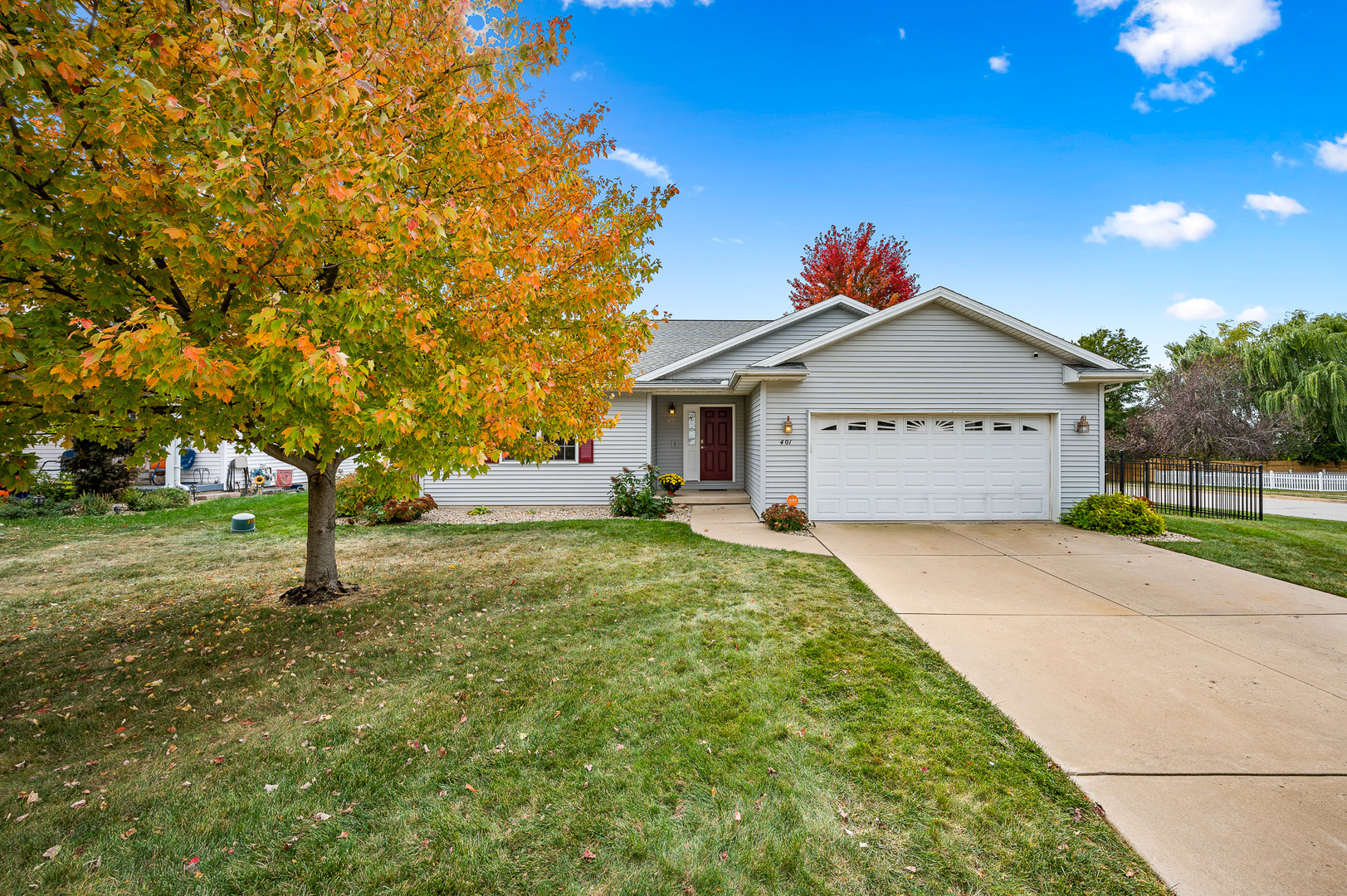 a view of a house with a yard