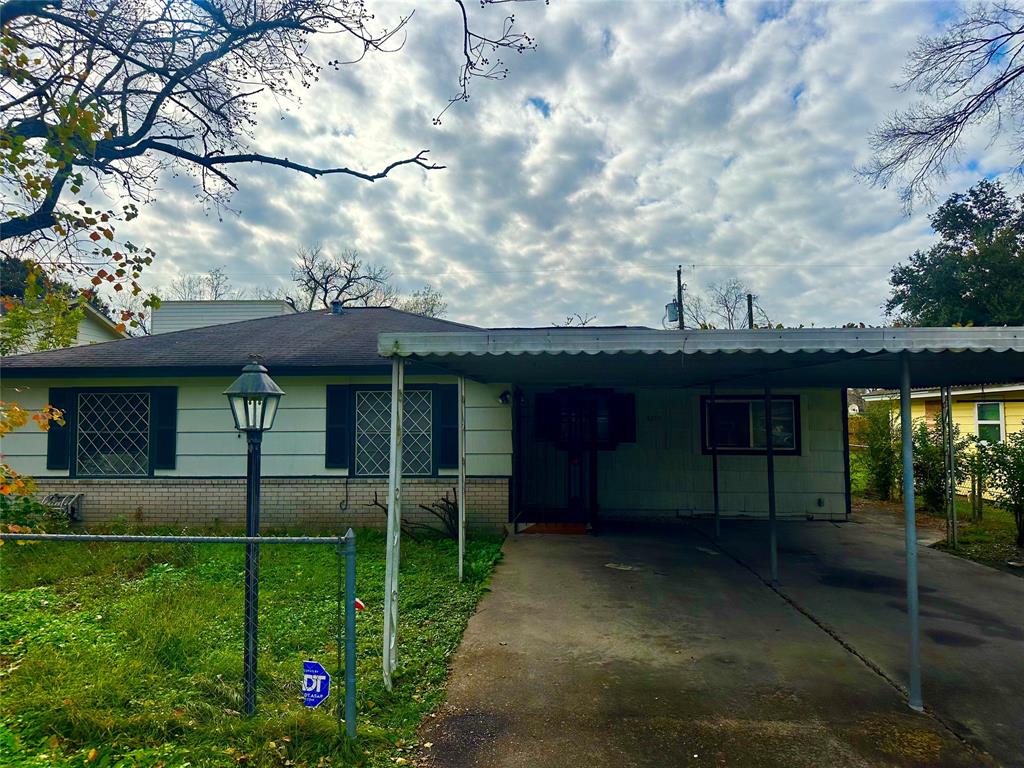 a view of a house with a backyard