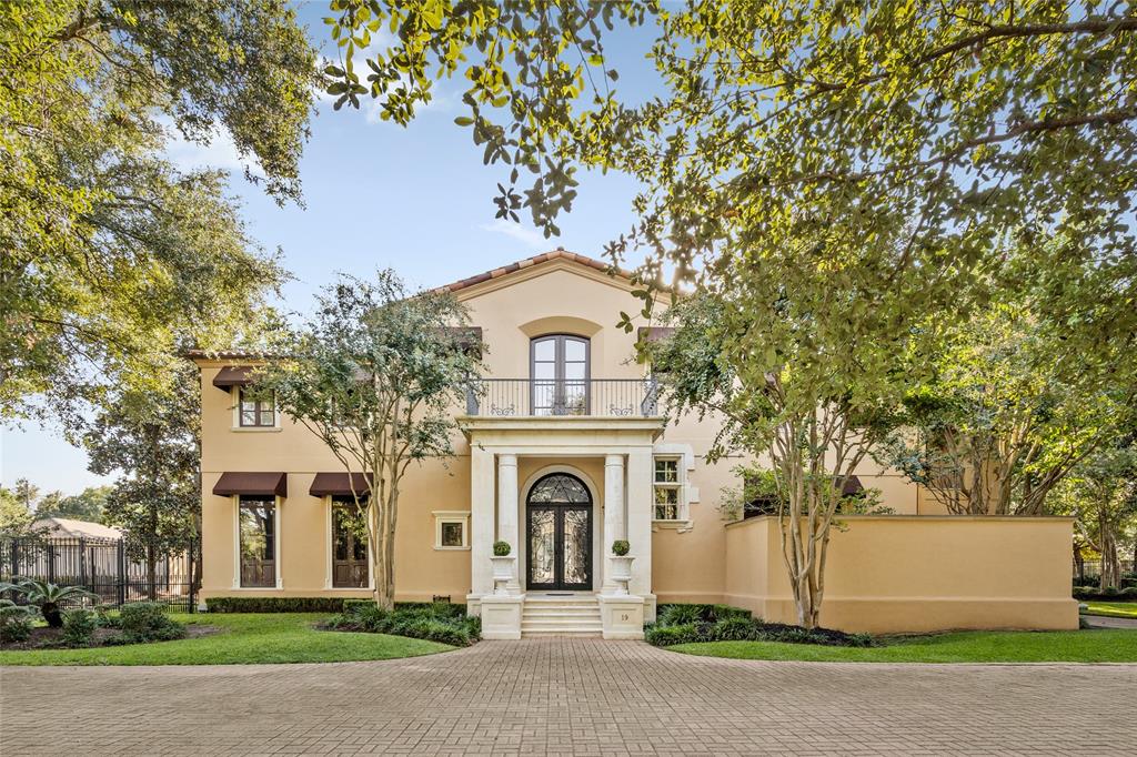 A successful collaboration between noted architect Ed Eubanks of Eubanks Group Architects and a Hollywood set designer, produced this Palladian-inspired villa in exclusive Tall Timbers and resulted in this exceptionally sophisticated, architecturally refined residence surrounded by superb designed gardens.