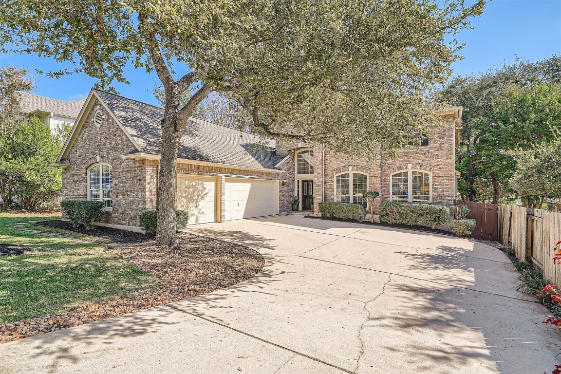 Lovely 4 sides brick Standard Pacific Home with 3 car swing in garage