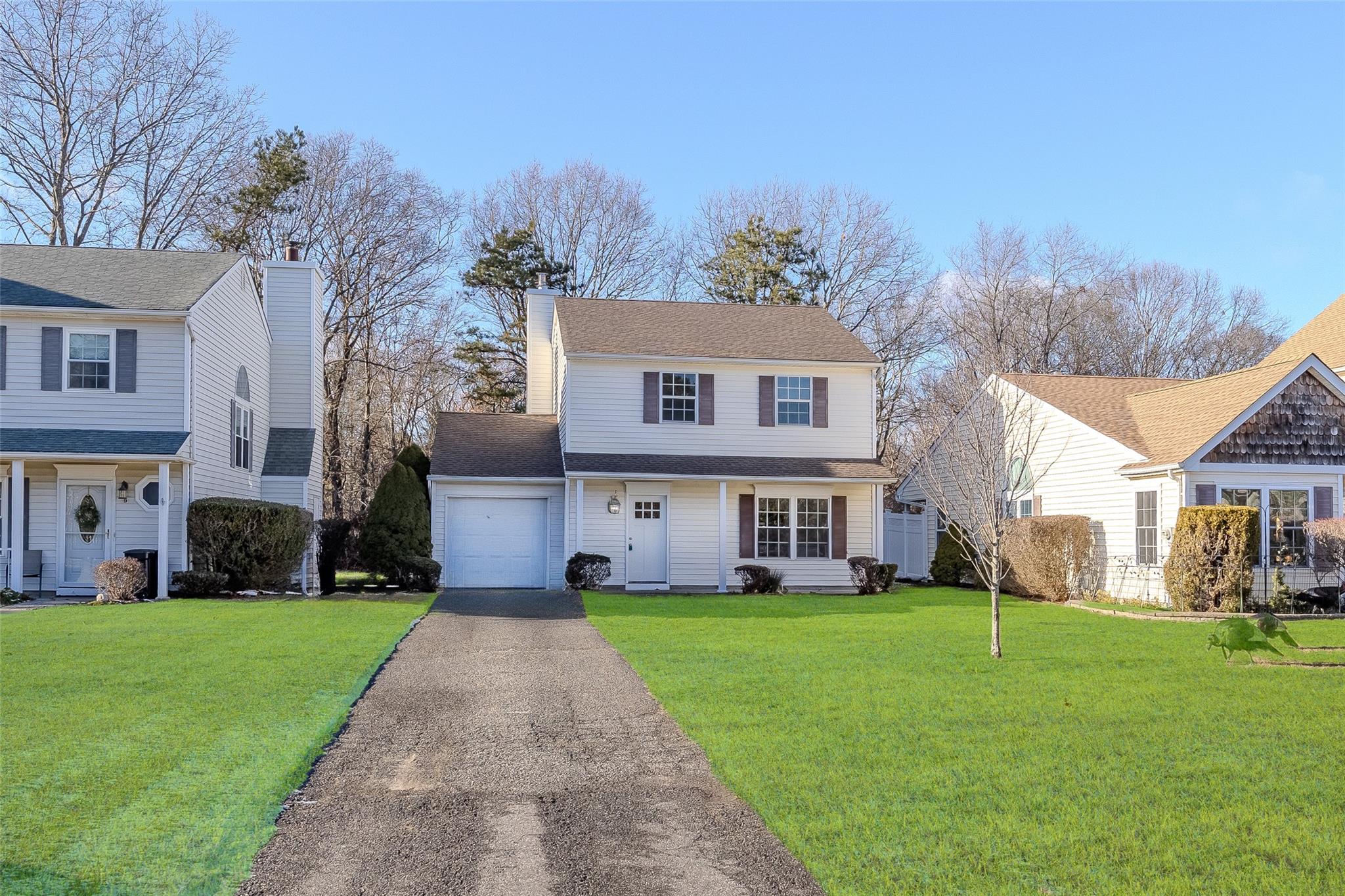 Front of property with a front yard