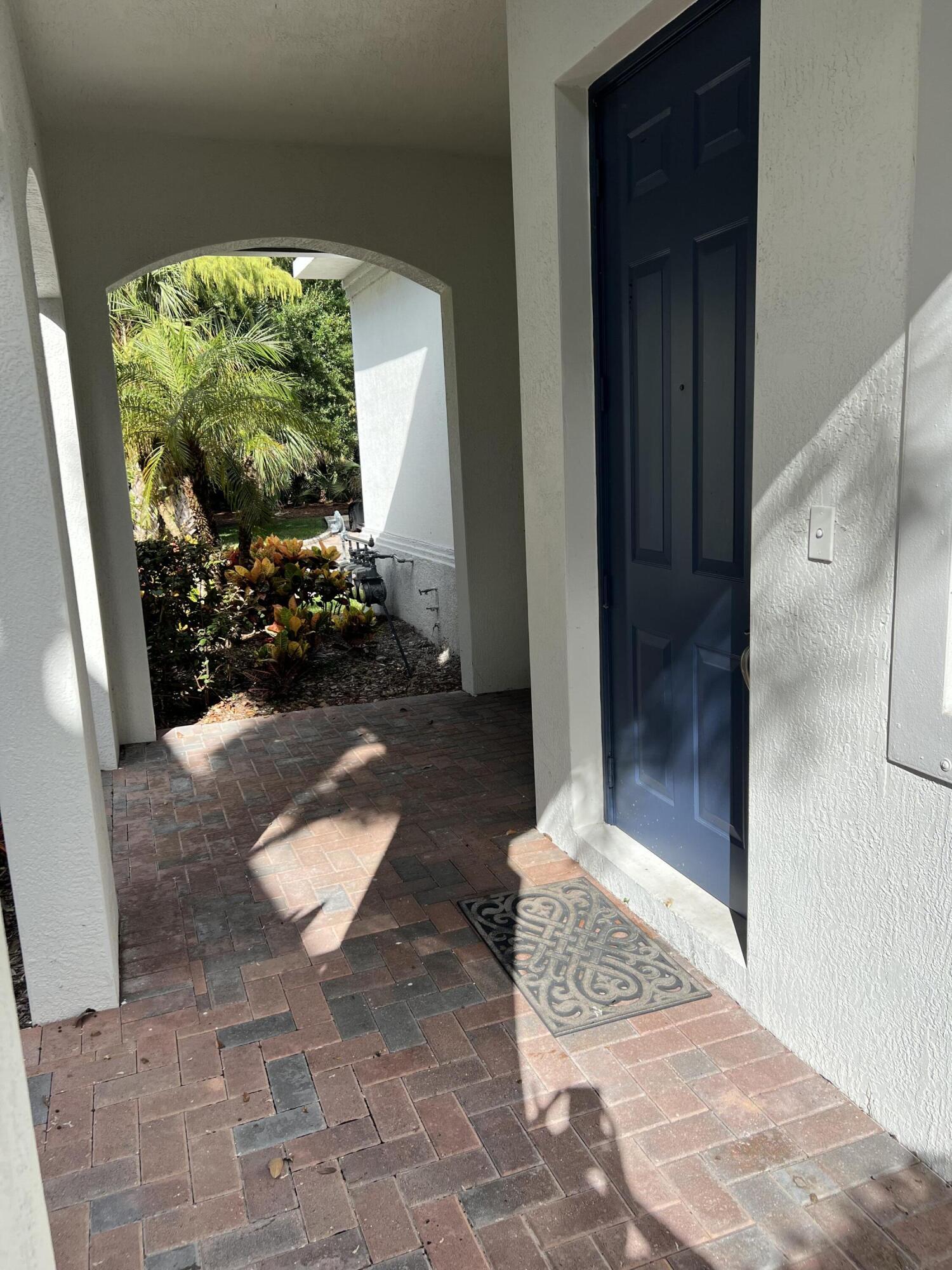 a view of entryway with garden view