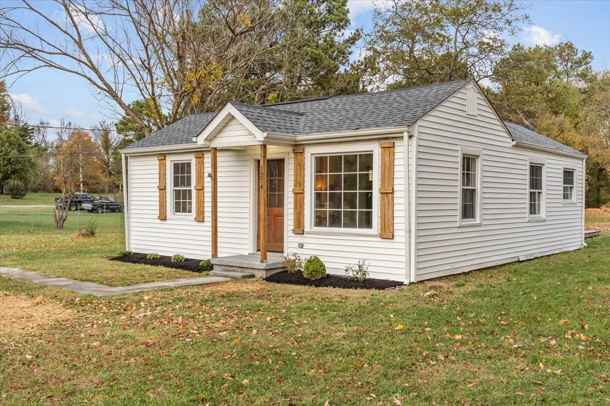 a view of a house with a yard