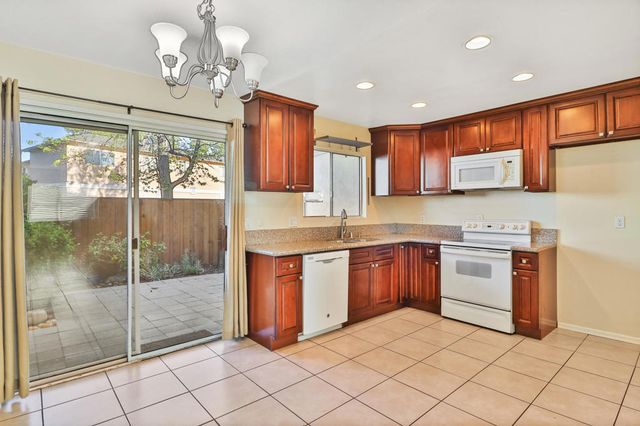 $3,090 | 5362 Lake Lindero Drive | Agoura Hills Area