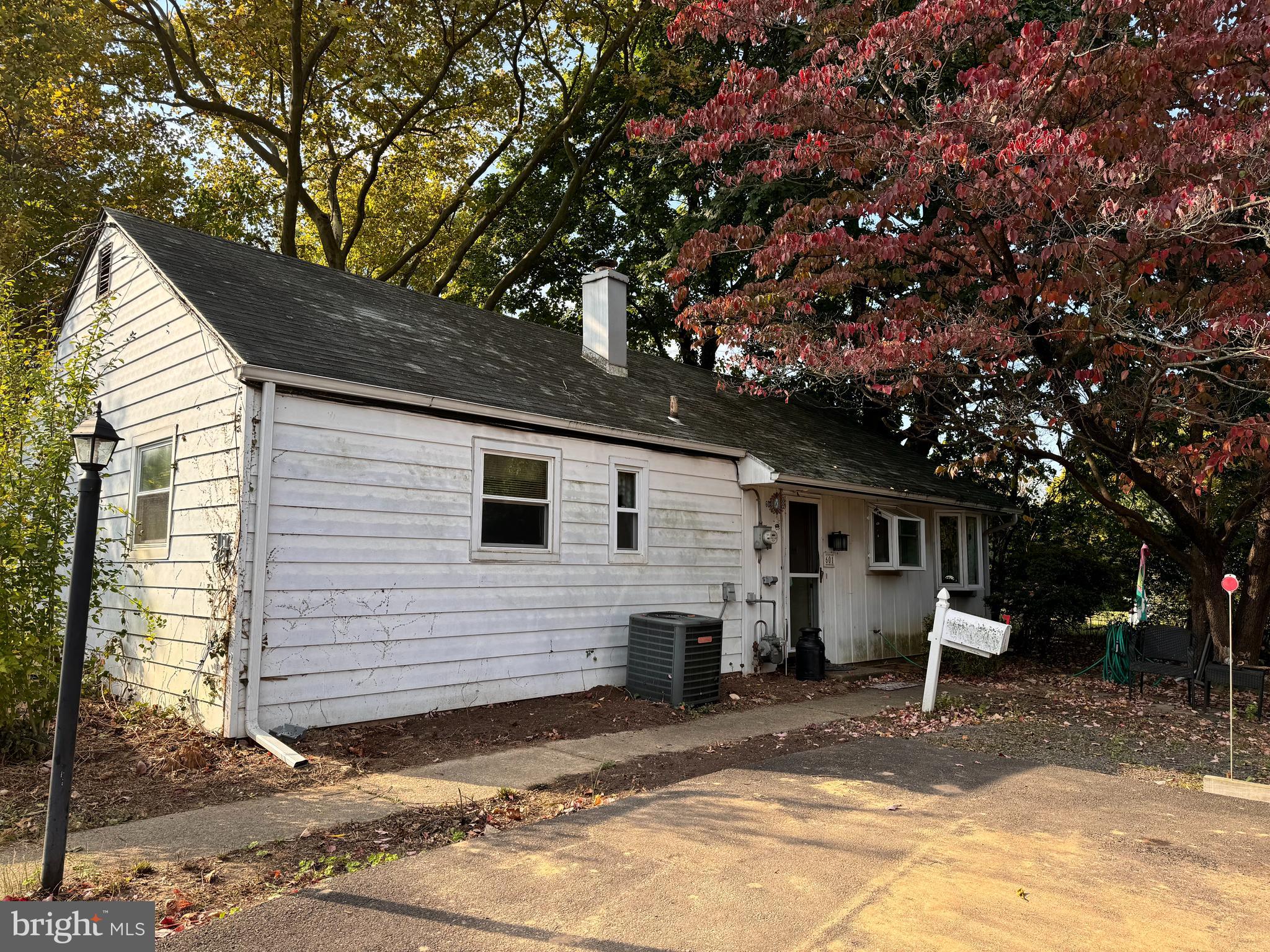 a view of a house with backyard and trees