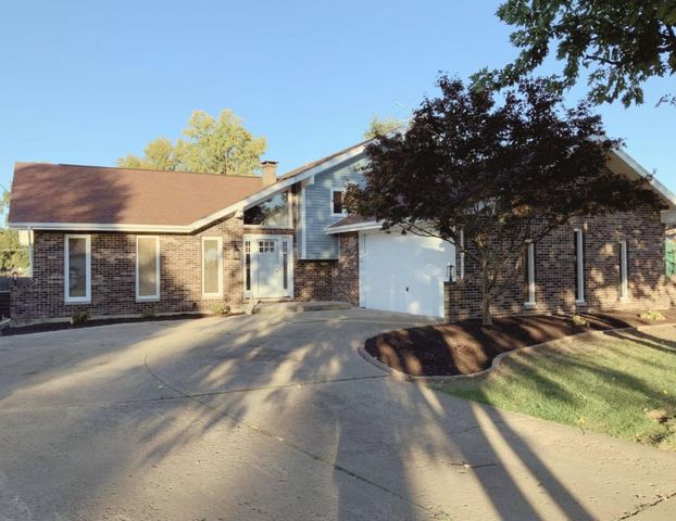 $399,900 | 2211 Brookwood Court | Joliet