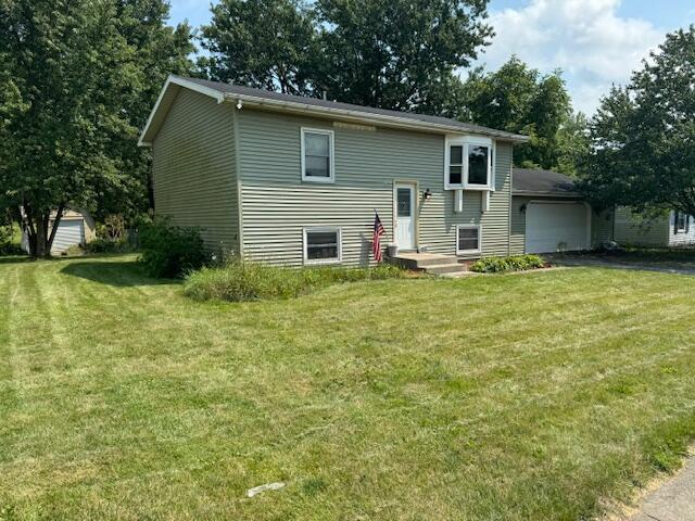 a view of a house with a yard