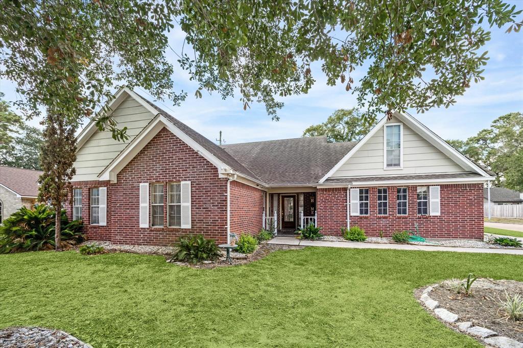 a view of front of a house with a yard